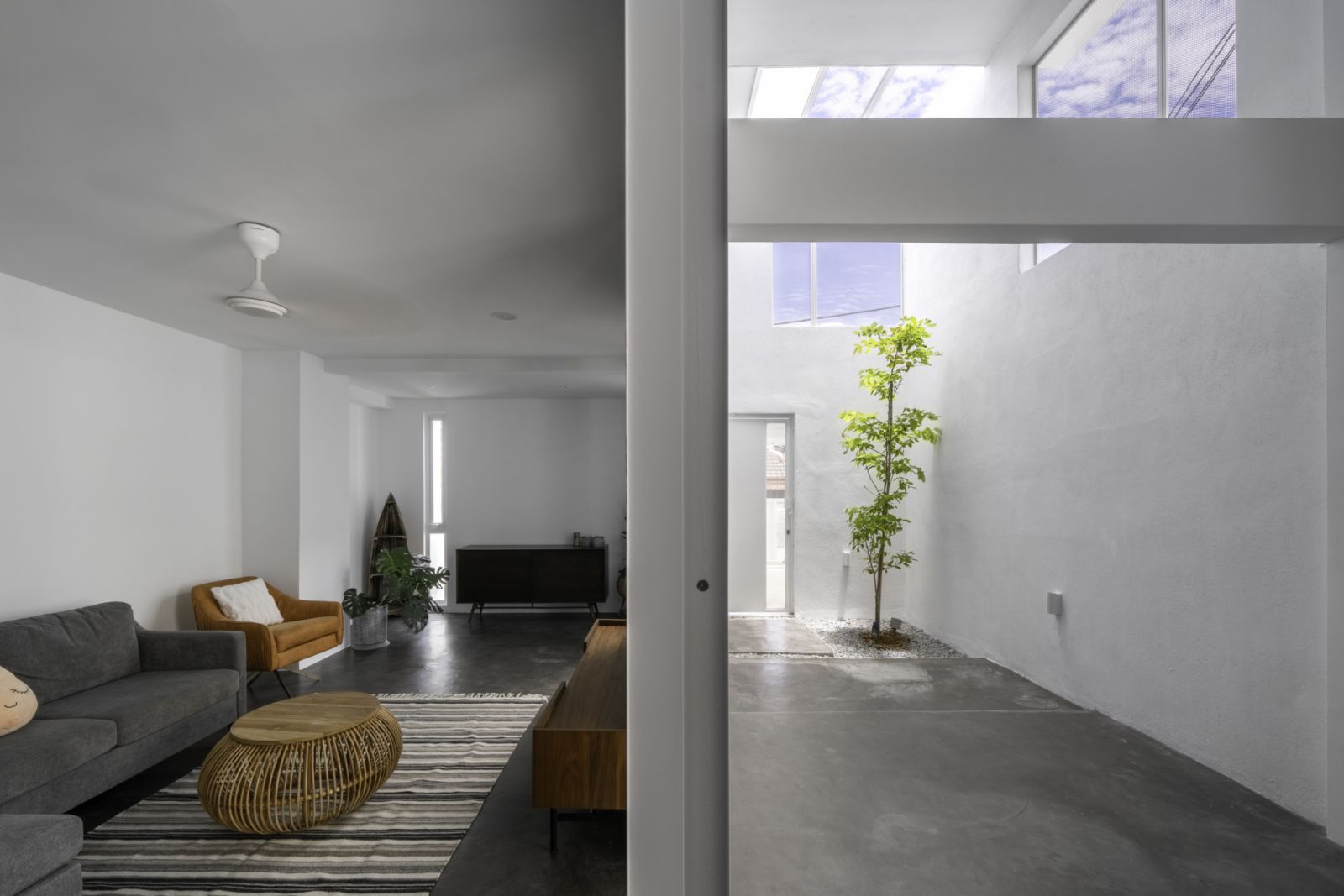 Clear distinction between the indoor and outdoor areas (Photo: Bricksbegin)
