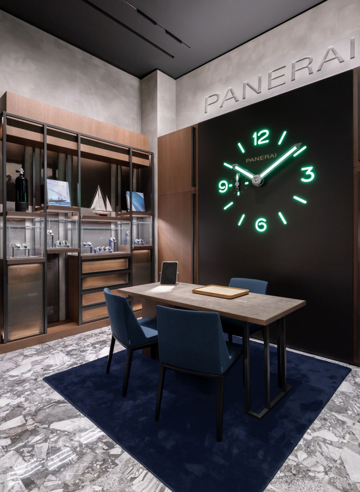 在台中大遠百門市同樣有放大版的沛納海錶盤時鐘。(Photo: Panerai)