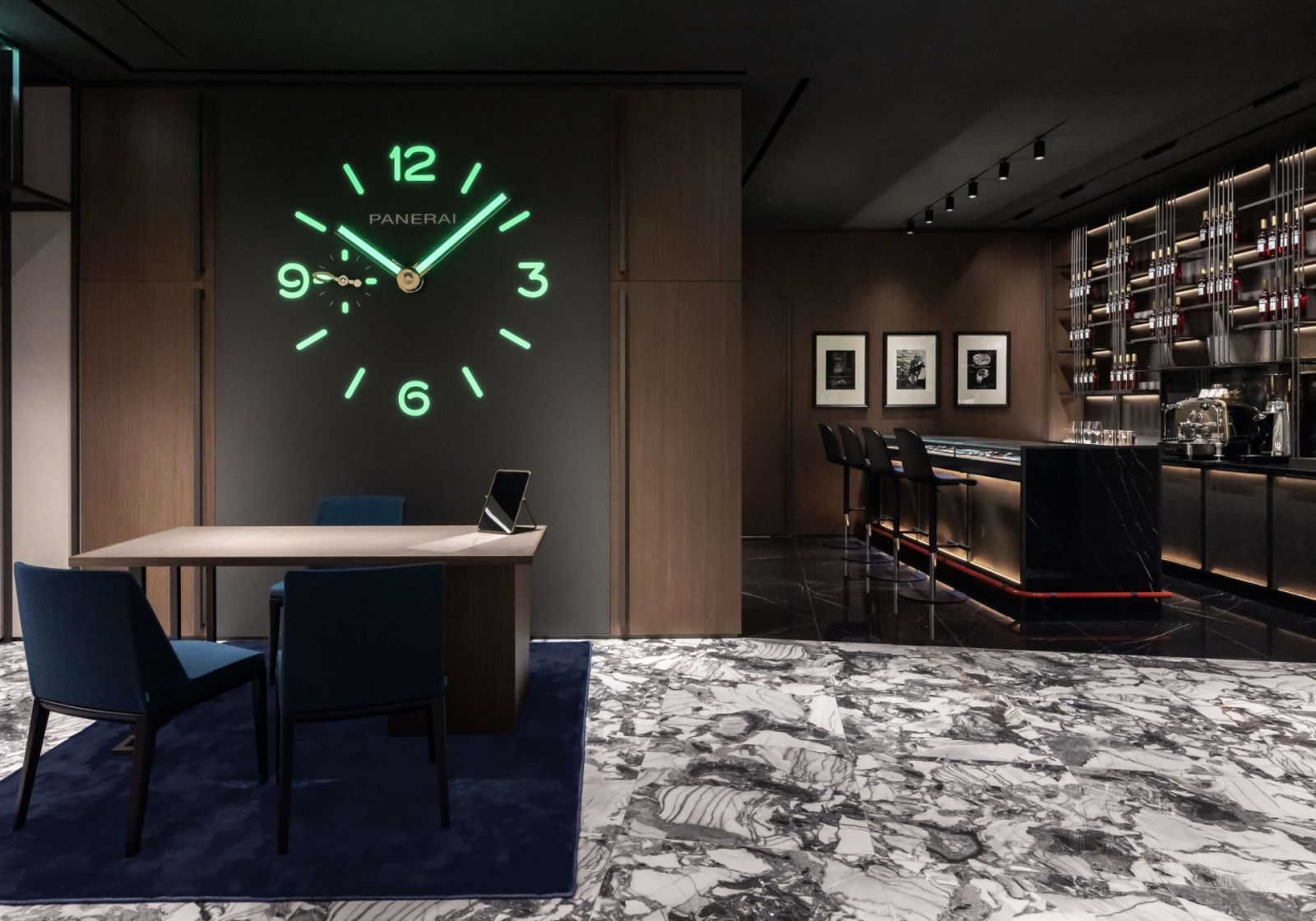 台北101門市內部的沛納海錶盤壁鐘。（Photo: Panerai）