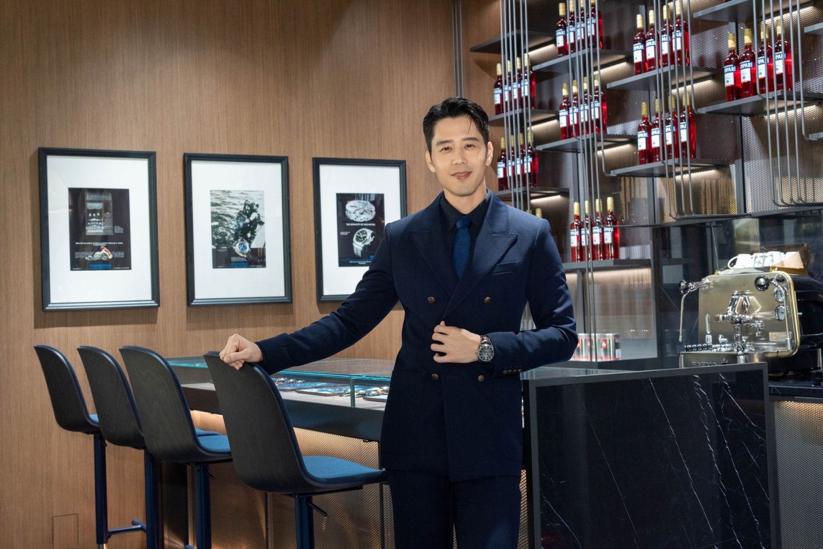 胡宇威特別喜歡沛納海台北101門市內部的義式吧檯。(Photo: Panerai)