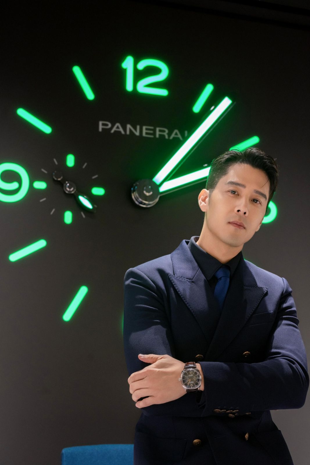 胡宇威與台北101門市的壁鐘合影。(Photo: Panerai)