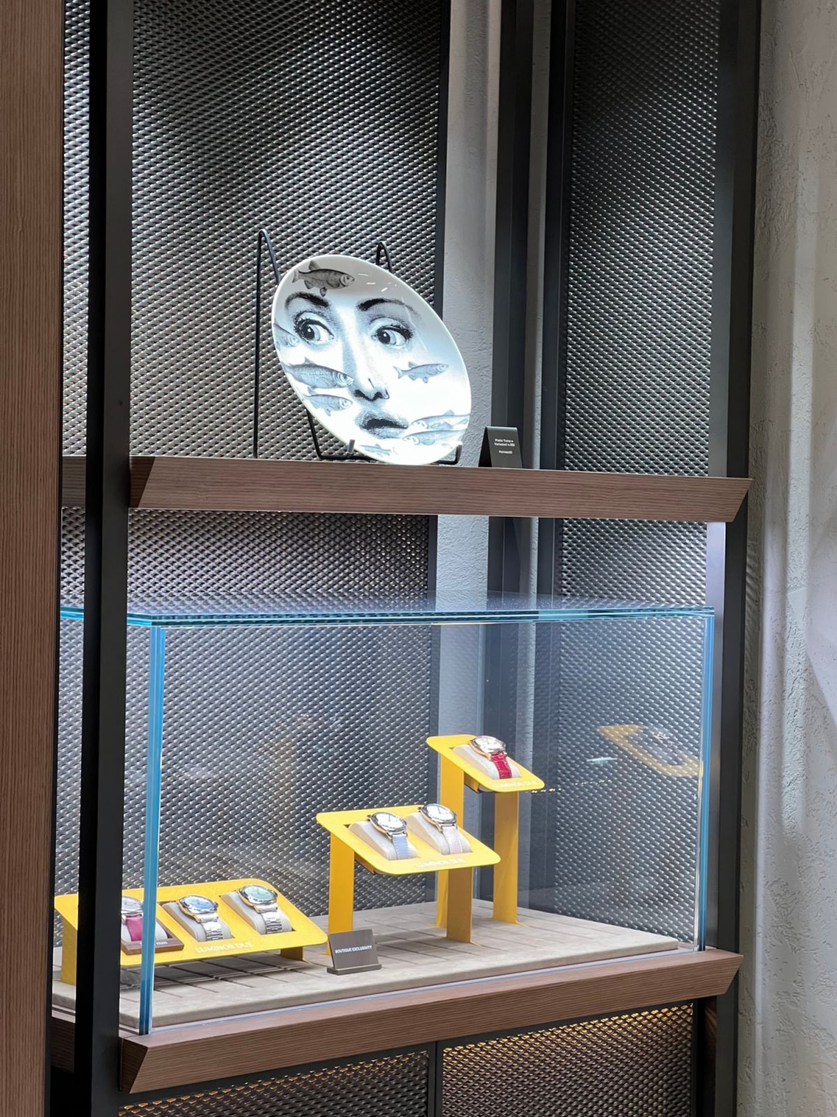 沛納海店內多件義式家具擺飾強調品牌與義大利的淵源。(Photo: Edgar Chang)