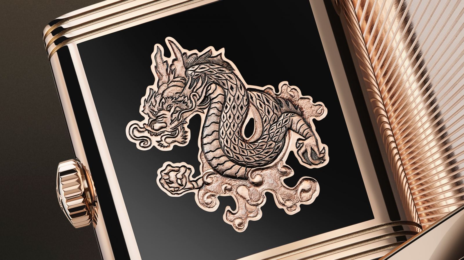 積家特別使用「模雕」（Modelled Engraving）的工藝手法來製作祥龍圖騰，難度較一般的金雕更高。（Photo: Jaeger-LeCoultre）