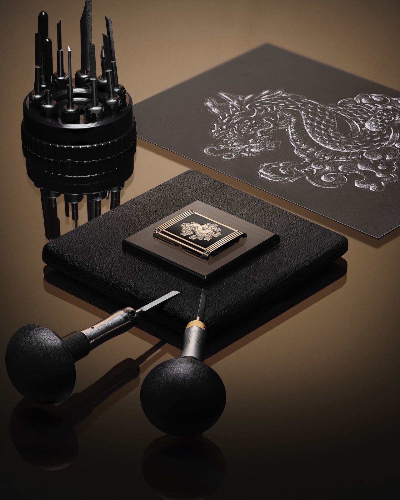 積家大工坊工藝工作坊（Métiers Rares™ Workshop）大師們合力完成這款龍年特別版腕錶。（Photo: Jaeger-LeCoultre）