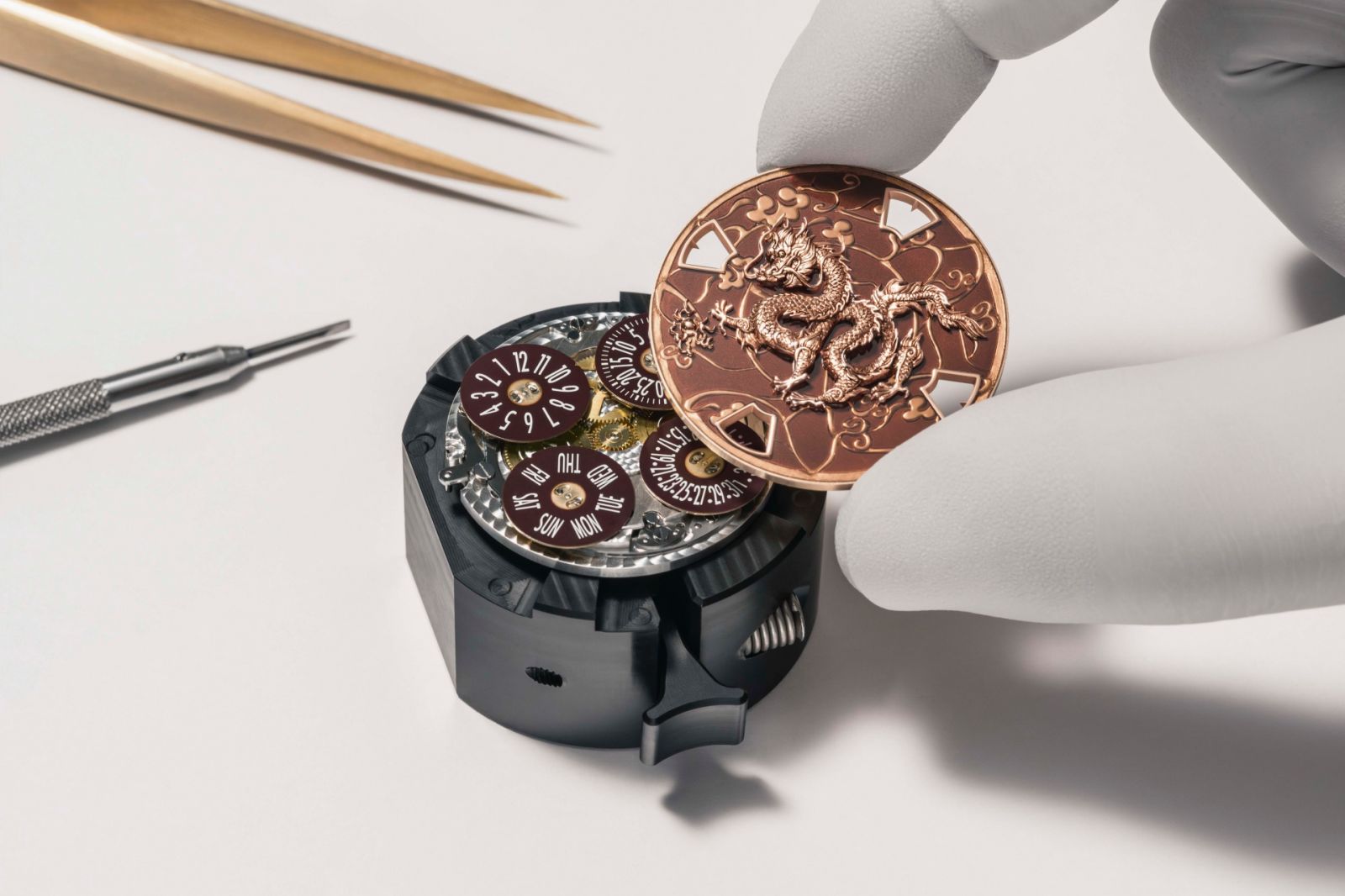 江詩丹頓使用金雕工藝與琺瑯彩繪完成龍年特別版腕錶。（Photo: Vacheron Constantin）