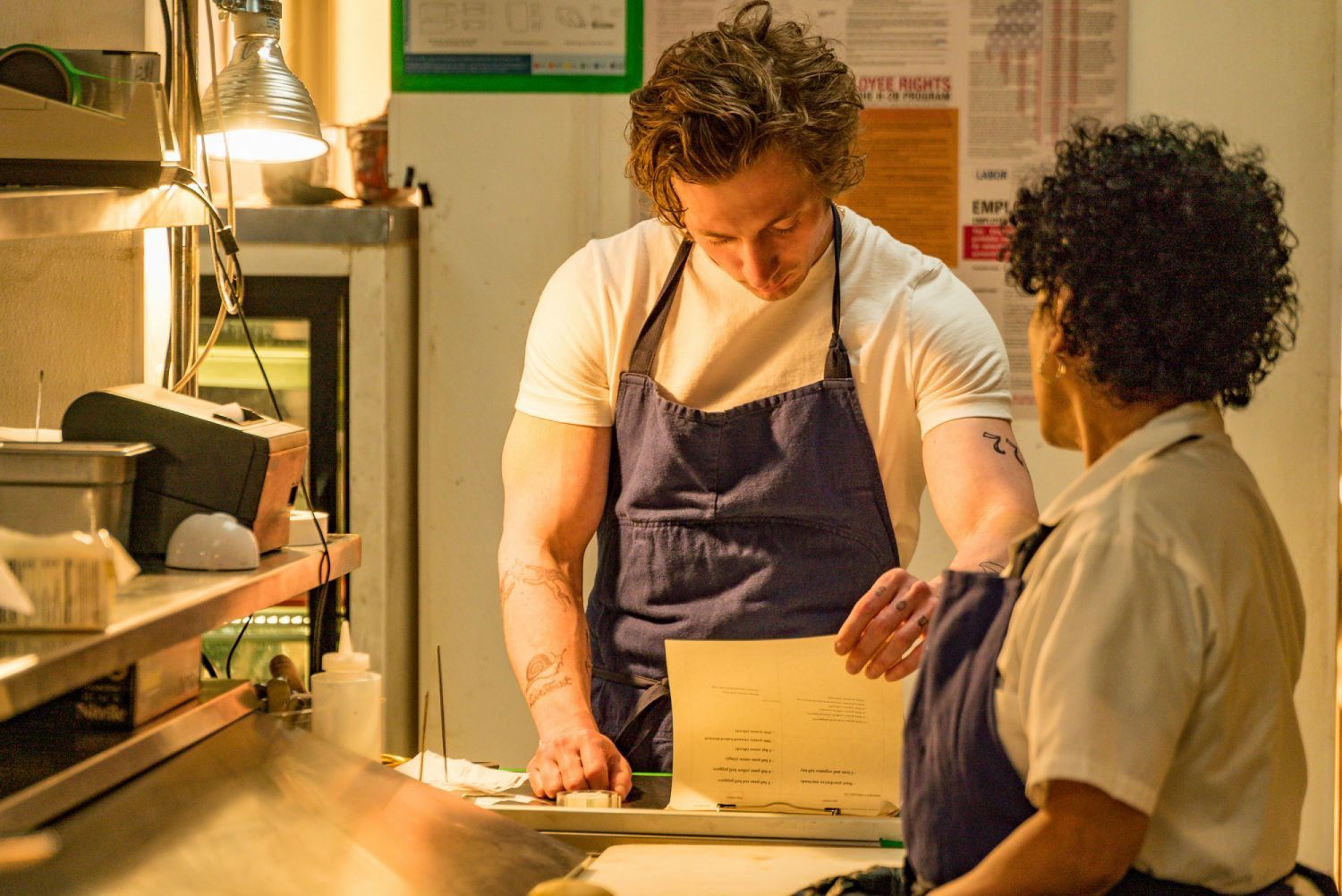 Jeremy Allen White 憑Disney+ 及Hulu 影集《大熊餐廳》(The Bear)獲2024 金球獎音樂及喜劇類影集最佳男主角提名。(Photo Courtesy of Disney+)