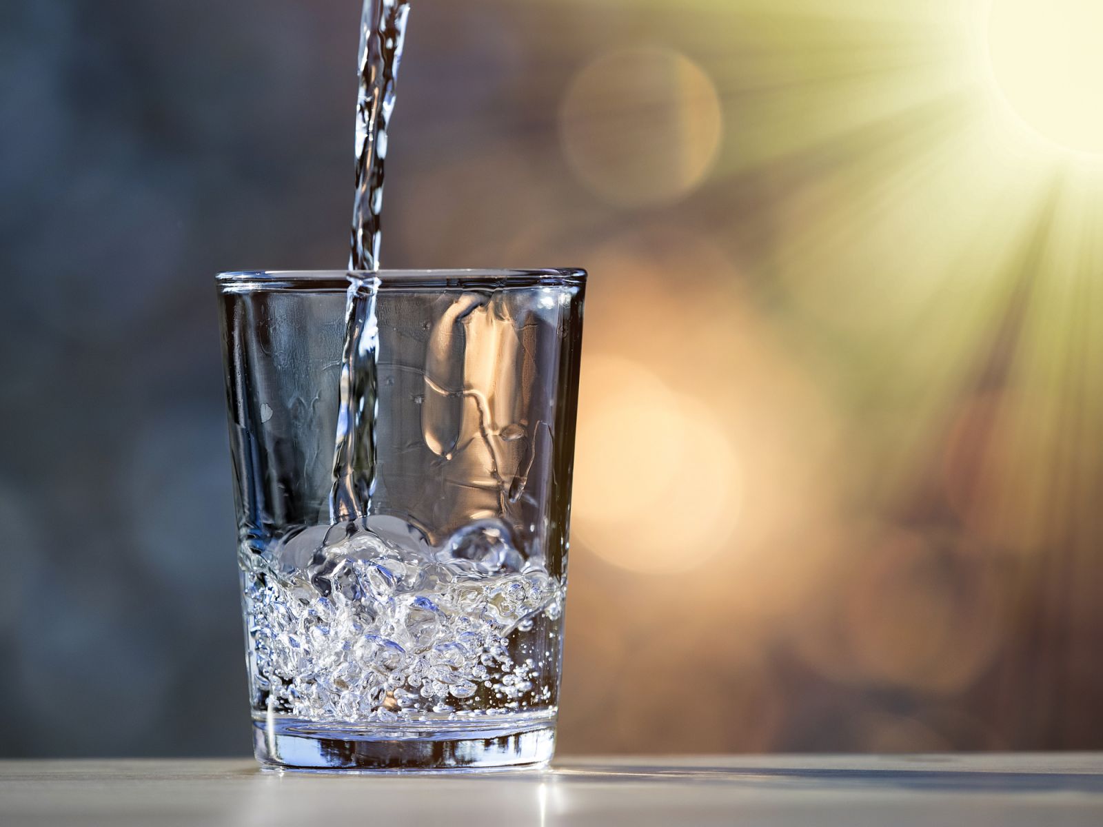 不論在飲酒前、期間還是之後都要記得保持足夠的水分攝取。