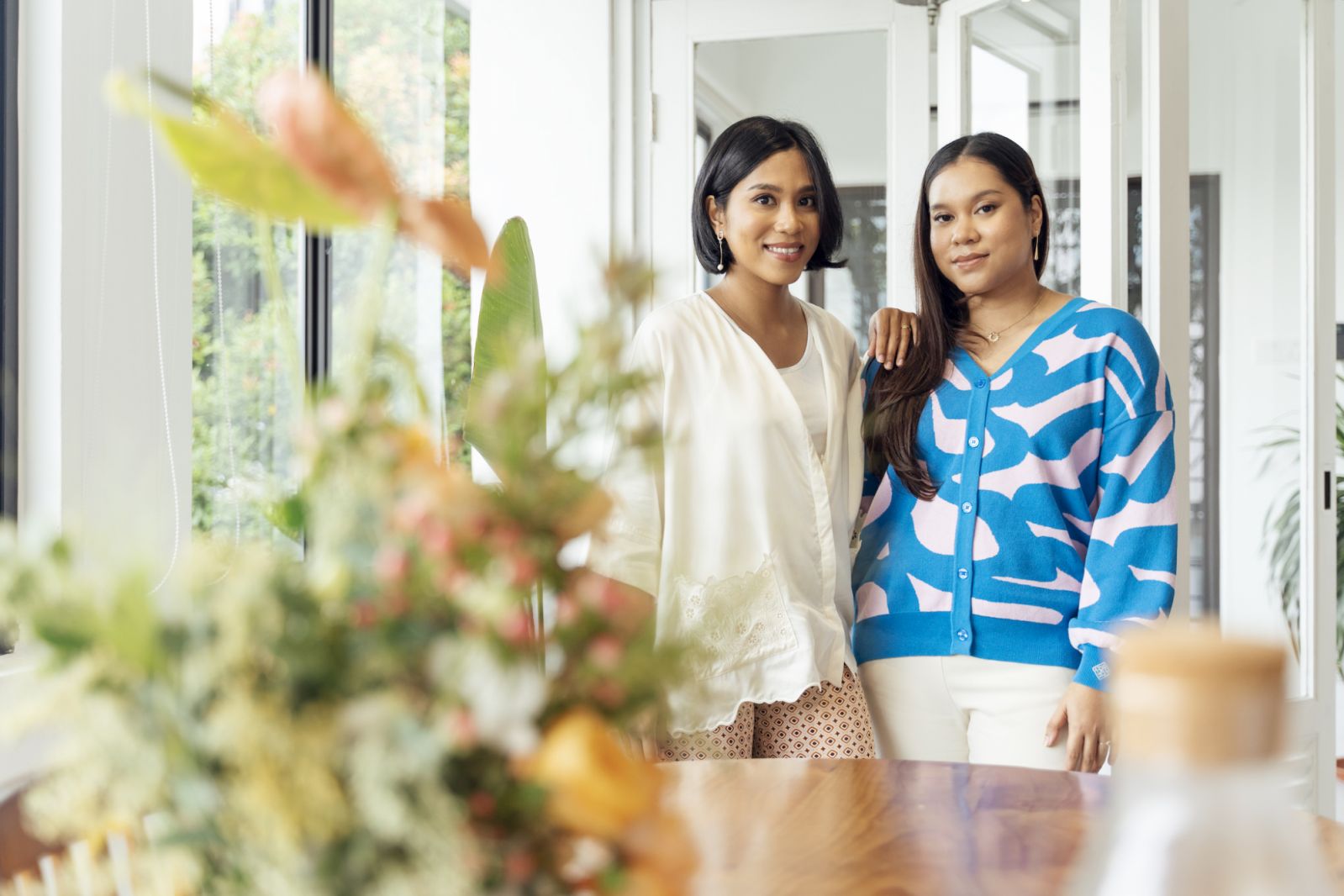 Para pengasas dan pereka gaun pengantin di Hani Mokhta, Tati and Farah Hani (Foto: Daniel Adams)