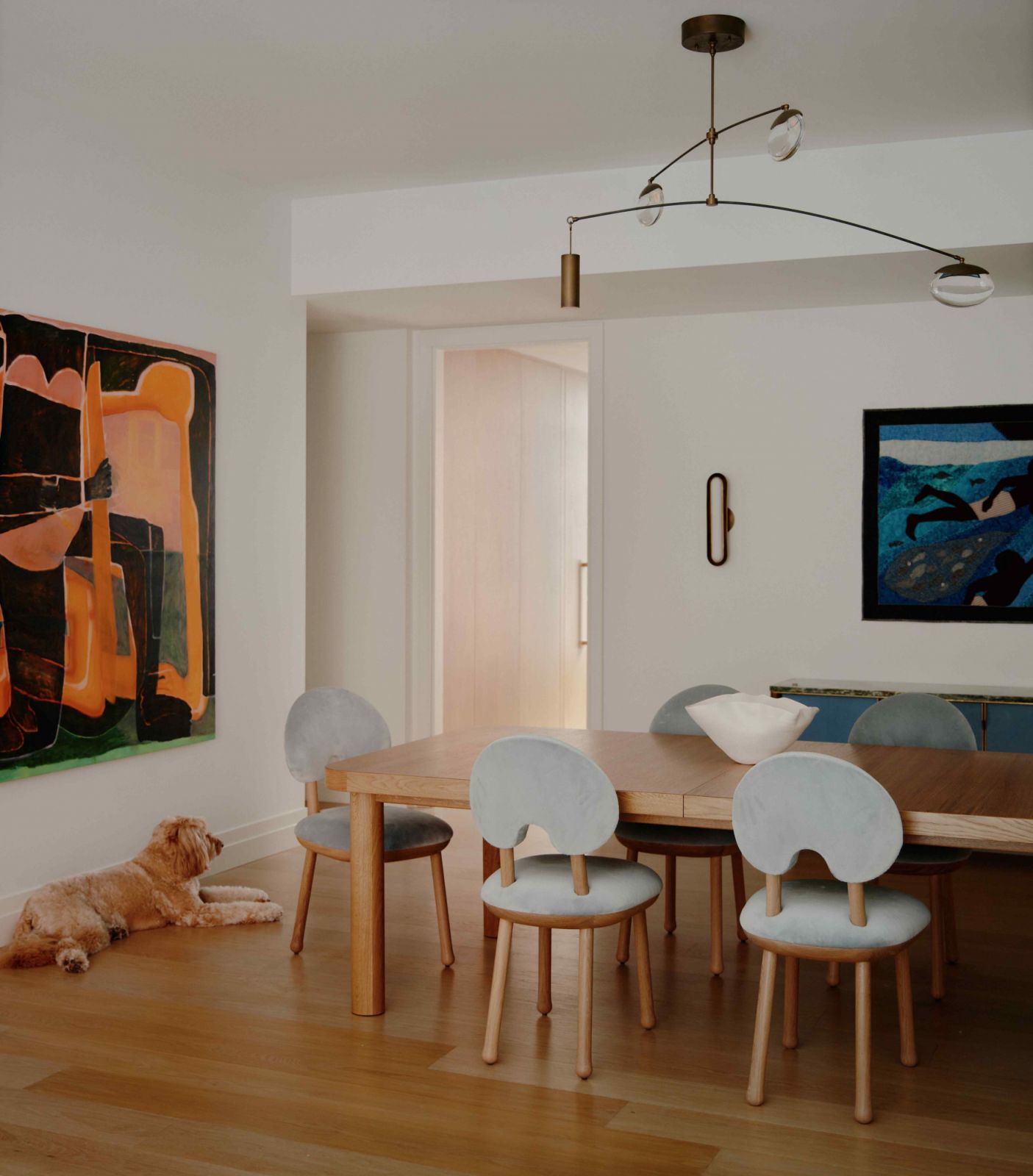 A balance between the warm and temperate in the dining area