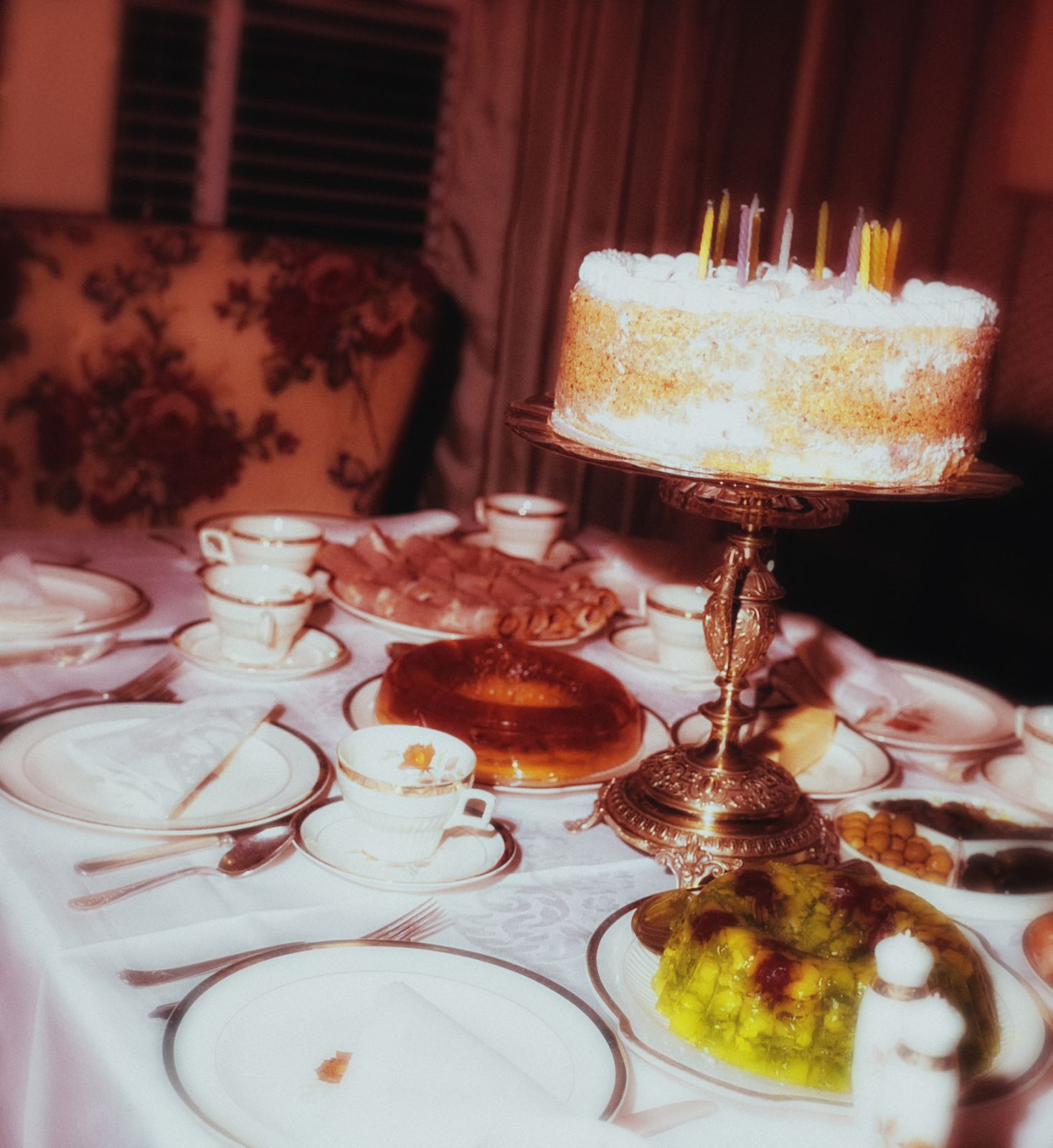 Vintage table setting with birthday cake (Photo: Getty Images)