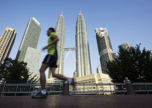 Jogger at KLCC Park (Photo: Getty Images/Paul Souders)