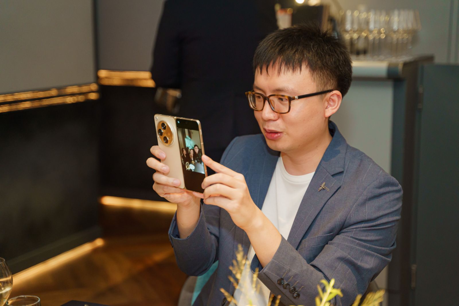 OPPO Find N3 與Hasselblad哈蘇聯名專業影像鏡頭更讓全場來賓玩得不亦樂乎。Photo：Tatler