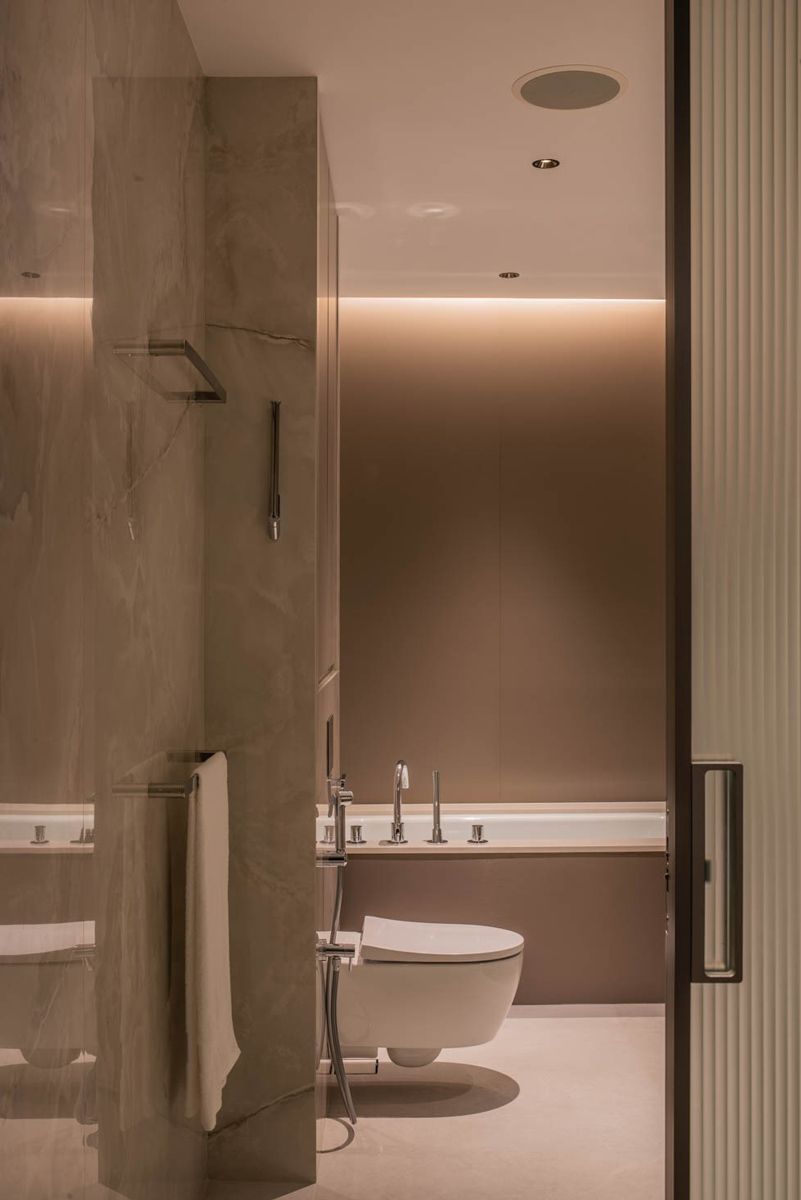 web-(close-up)-1-panel-sliding-in-khaki-grey-frame-in-ultra-clear-Reeded-(less-dense)-Frosted-8mm-tempered-glass-@-toilet