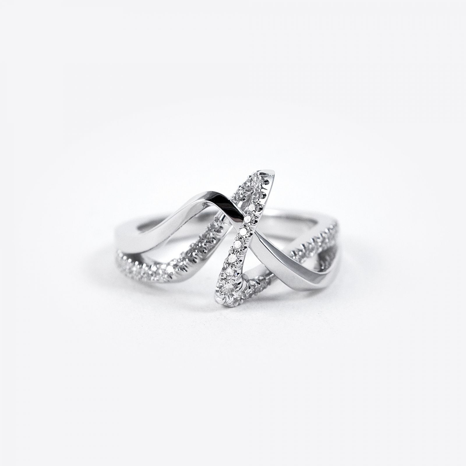 LACE Wedding系列,925純銀或是925純銀鍍玫瑰金製作的貴金屬婚戒,以3D列印製作高解析度蠟模原型,並鑲嵌上寶石裝飾。(Photo: LACE by Jenny Wu)