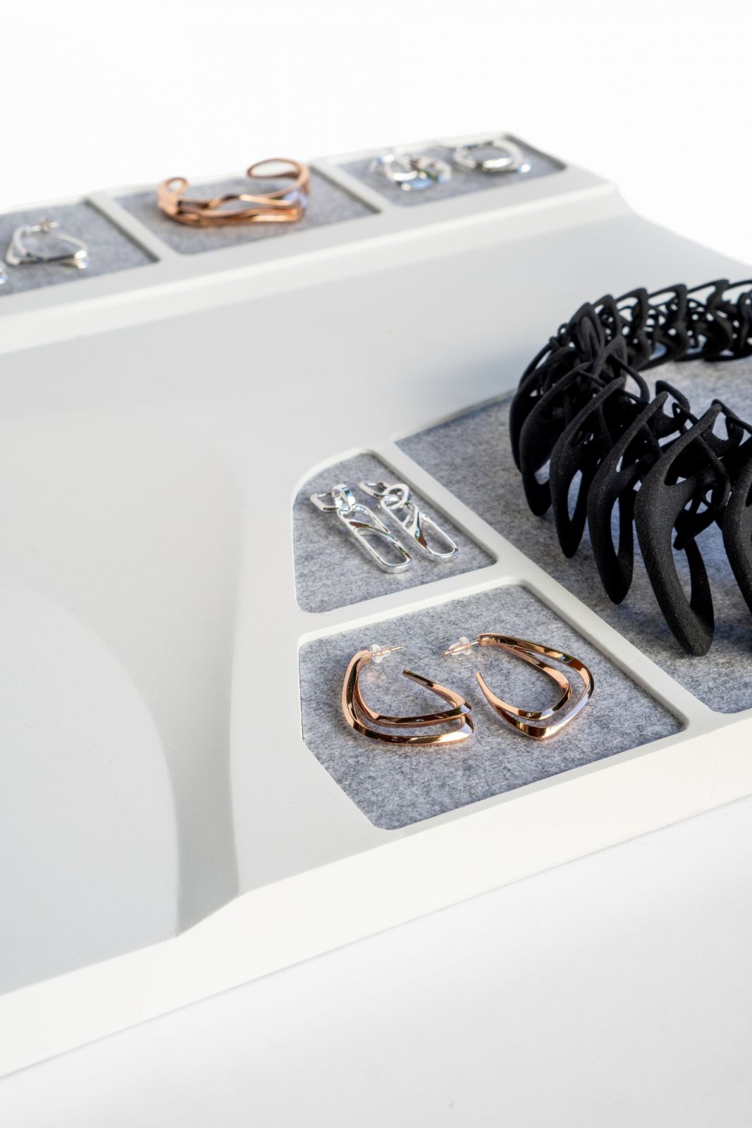 Jenny表示,目前3D列印技術已經可以製作精鋼材質的作品,但是在貴金屬方面仍有待突破,因此他們的銀飾、金飾都還是以傳統工法為主。(Photo: LACE by Jenny Wu)