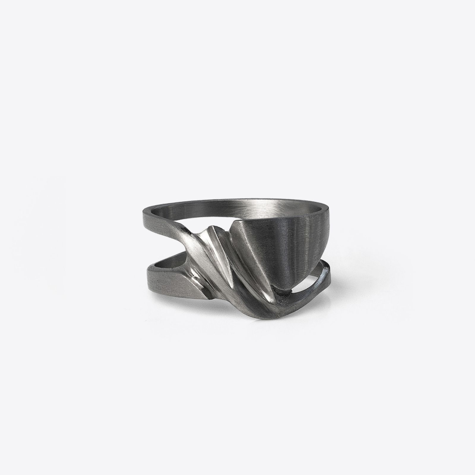 LACE Stainless Steel系列Velum 36戒指,使用316不鏽鋼材質製作,如雕刻般讓皺褶向兩側延展,從面到線、漸成圓環包覆手指。(Photo: LACE by Jenny Wu)