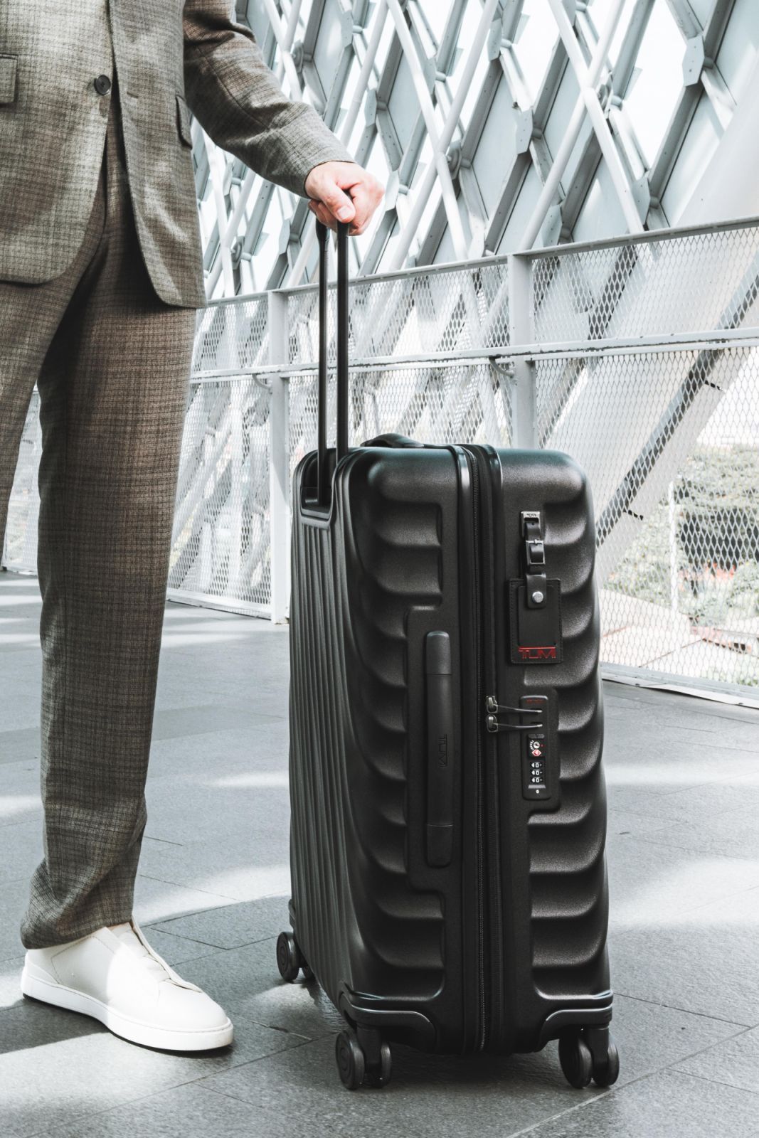 The exterior ribs of the luggage are precisely angled at 19 degrees, elevate its style and act as a shield against scratches
