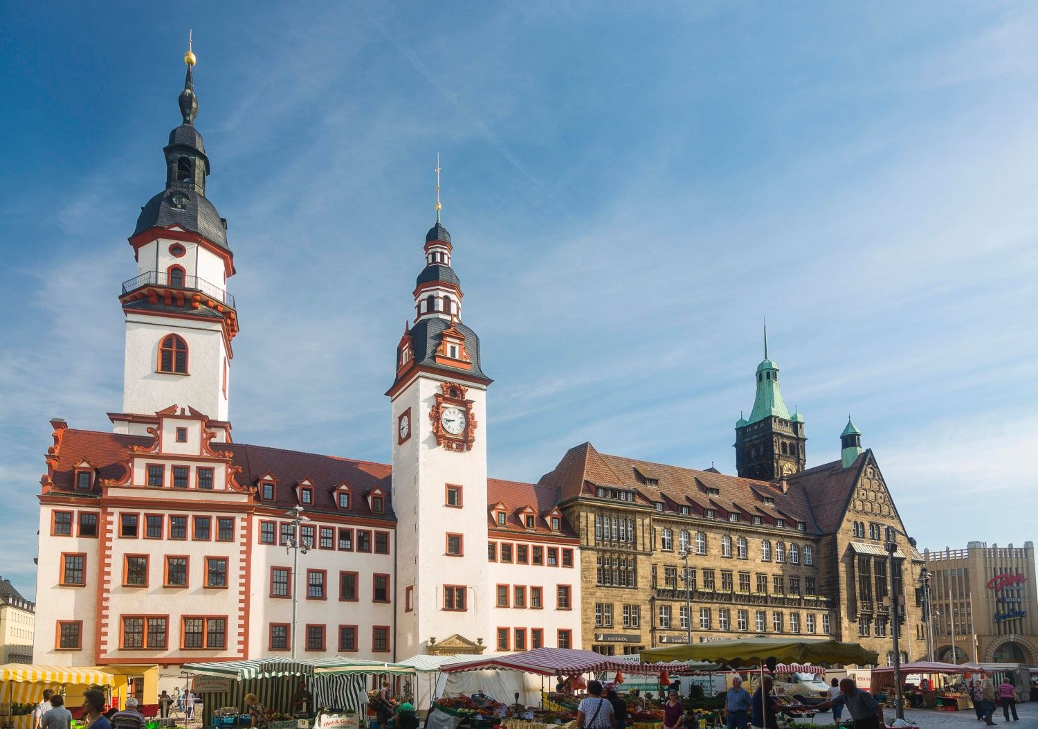 Altes und Neues Rathaus, Rathausturm, Markt mit Marktständen, Chemnitz, Sachsen, Deutschland