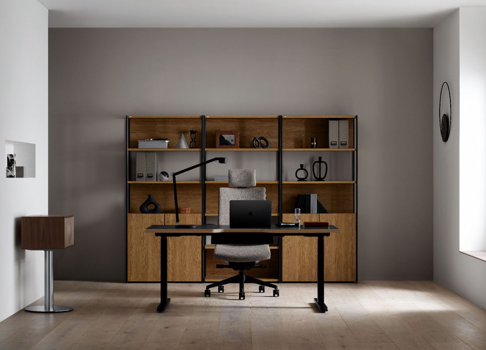 DESKER 電動升降桌,黑白兩色分別帶來不同氛圍。(Photo:DESKER)