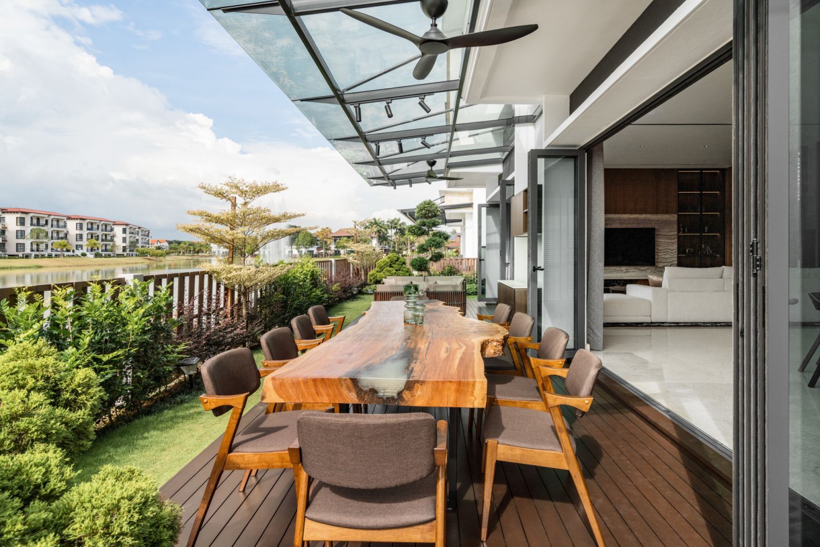 The living and dining areas at the rear face the lake with plenty of natural ventilation (Photo: The Space Storyteller)