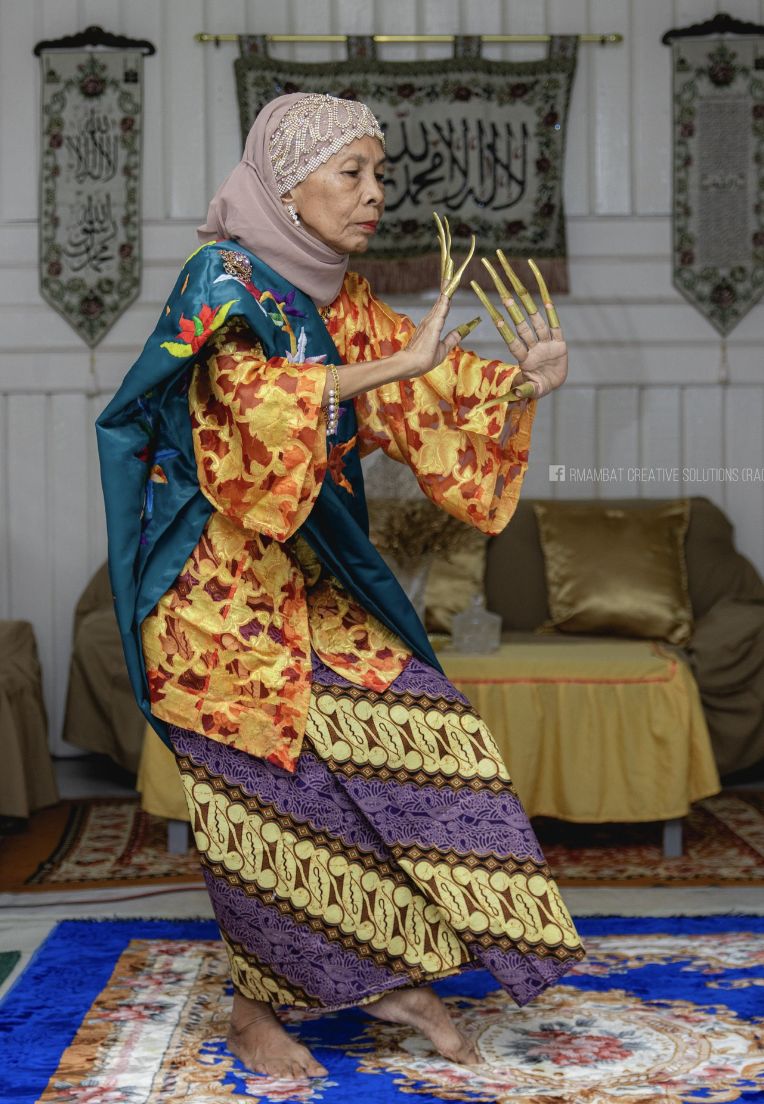 Sakinur-ain Mugong Delasas, a Sama master of traditional dance from Bongao, Tawi-Tawi