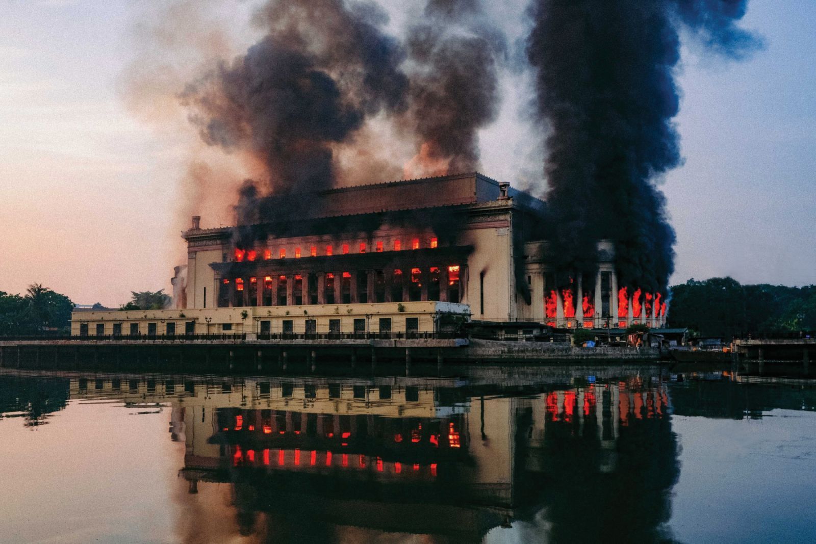 A huge fire engulfs the Manila Central Post Office building on May 22 (Photo: George Calvelo / Getty Images)