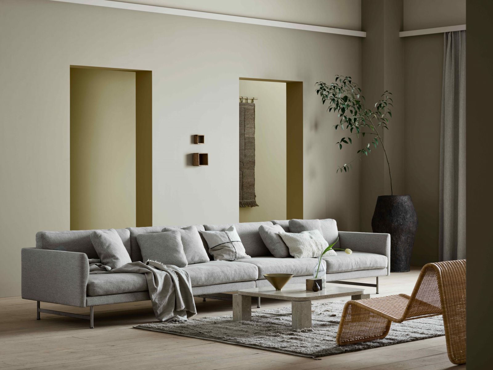 A chic living room using Antwerp Beige-8583, Soothing Beige-0061, Earthy Yellow-0288 and Mexico Mist-0069