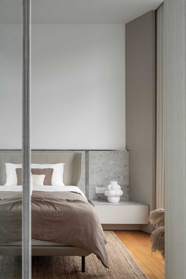 A neutral palette imbues the master bedroom with a serene air (Photo: TWJPTO)