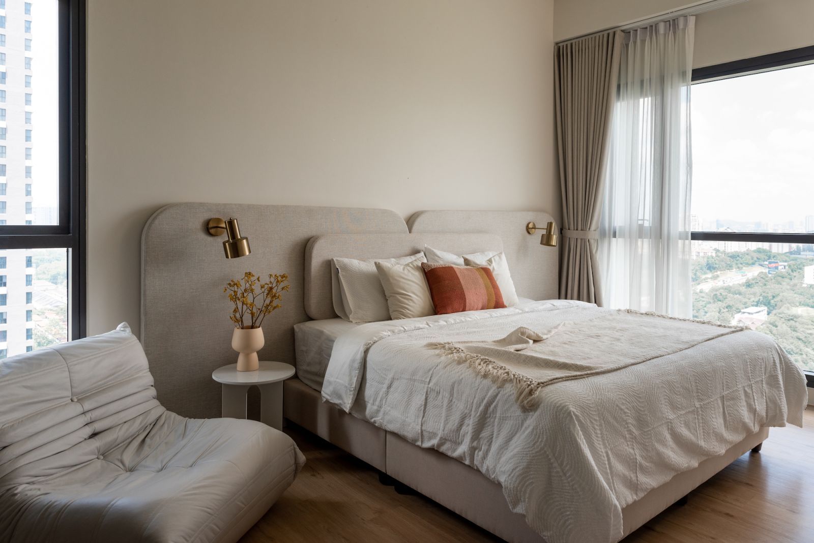 A soft mood imbues the bedroom (Photo: TWJPTO)
