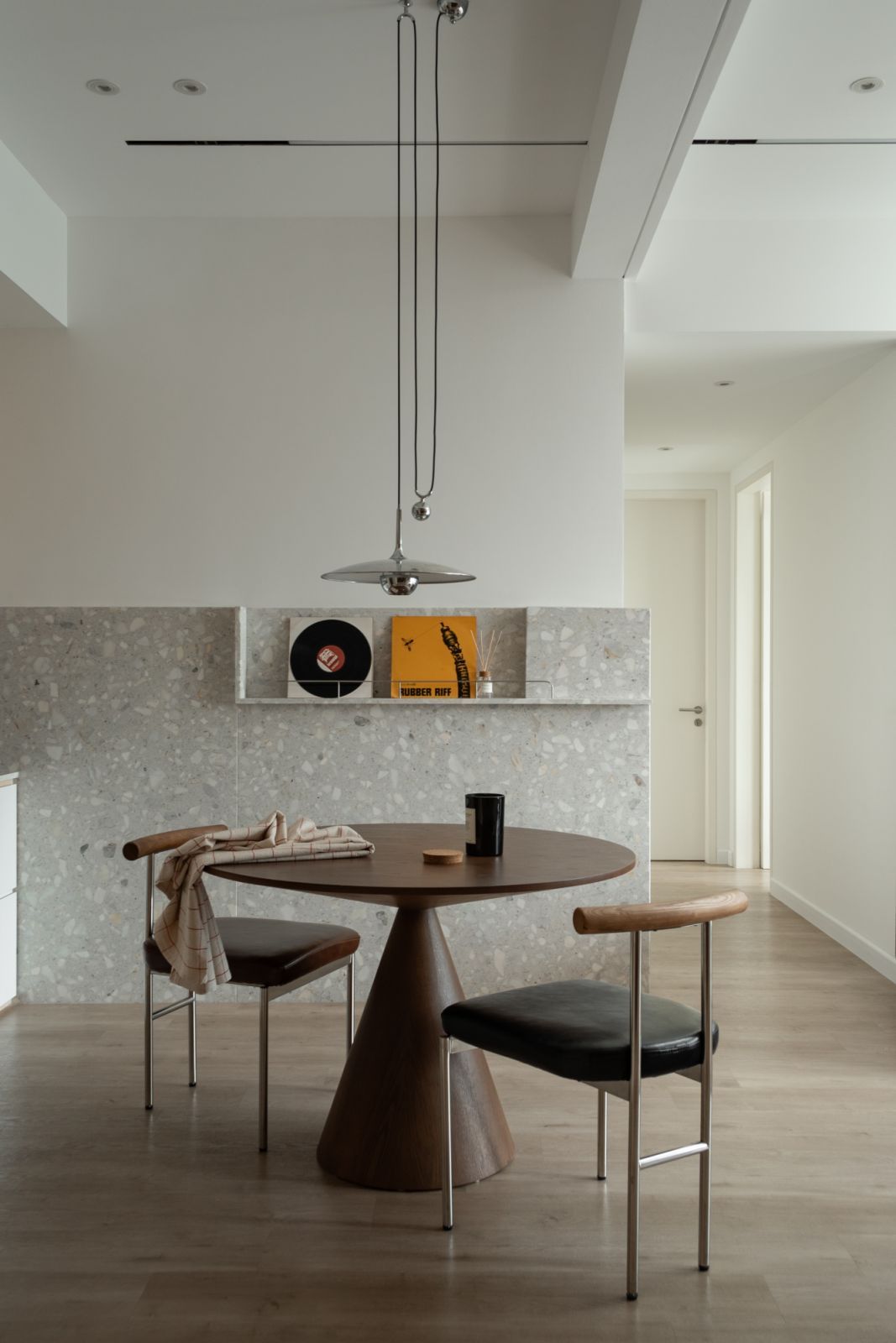 The ample natural light is used to bring out a feeling of warmth and depth (Photo: TWJPTO)