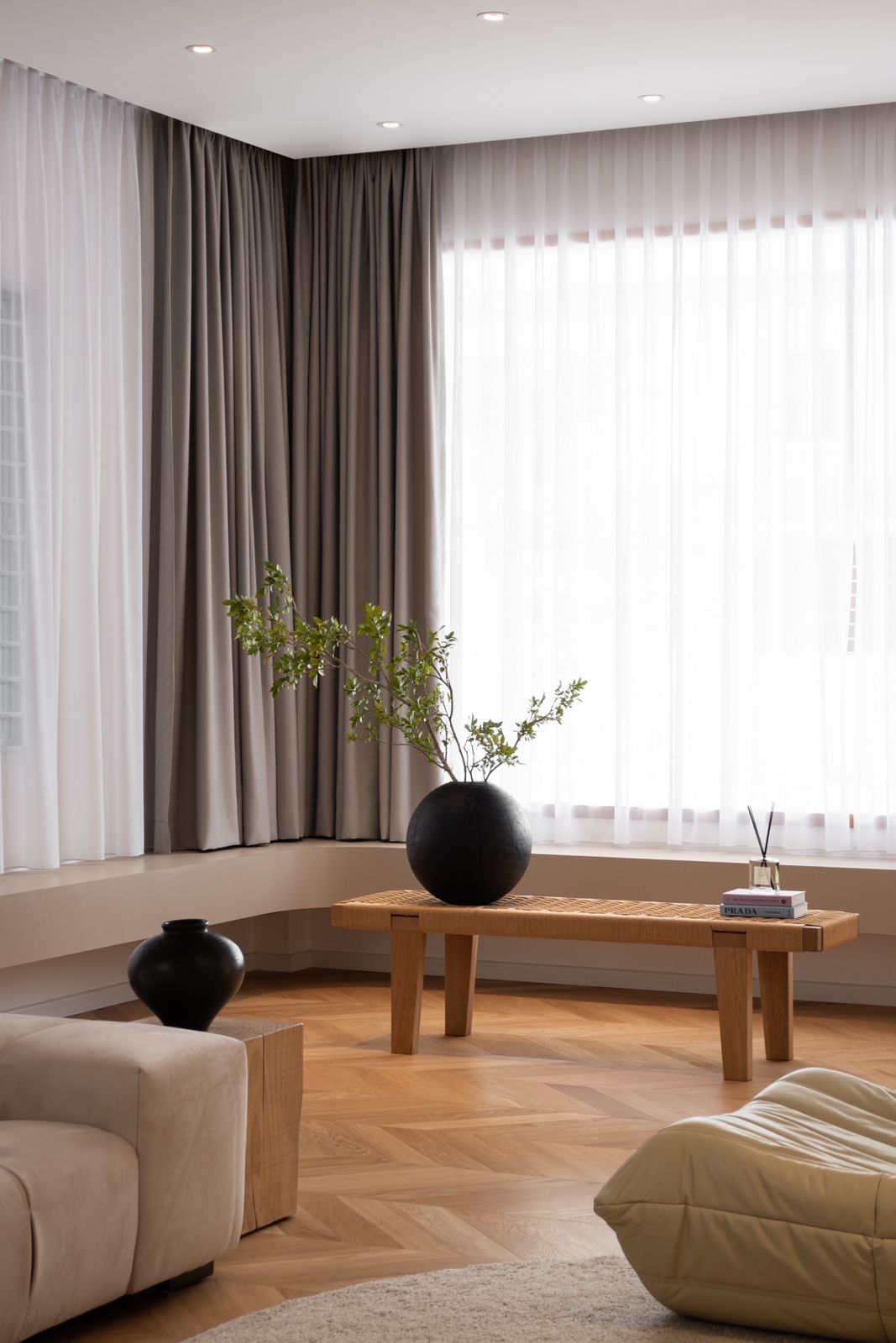 Sculptural pieces add to the Japandi flavour (Photo: TWJPTO)