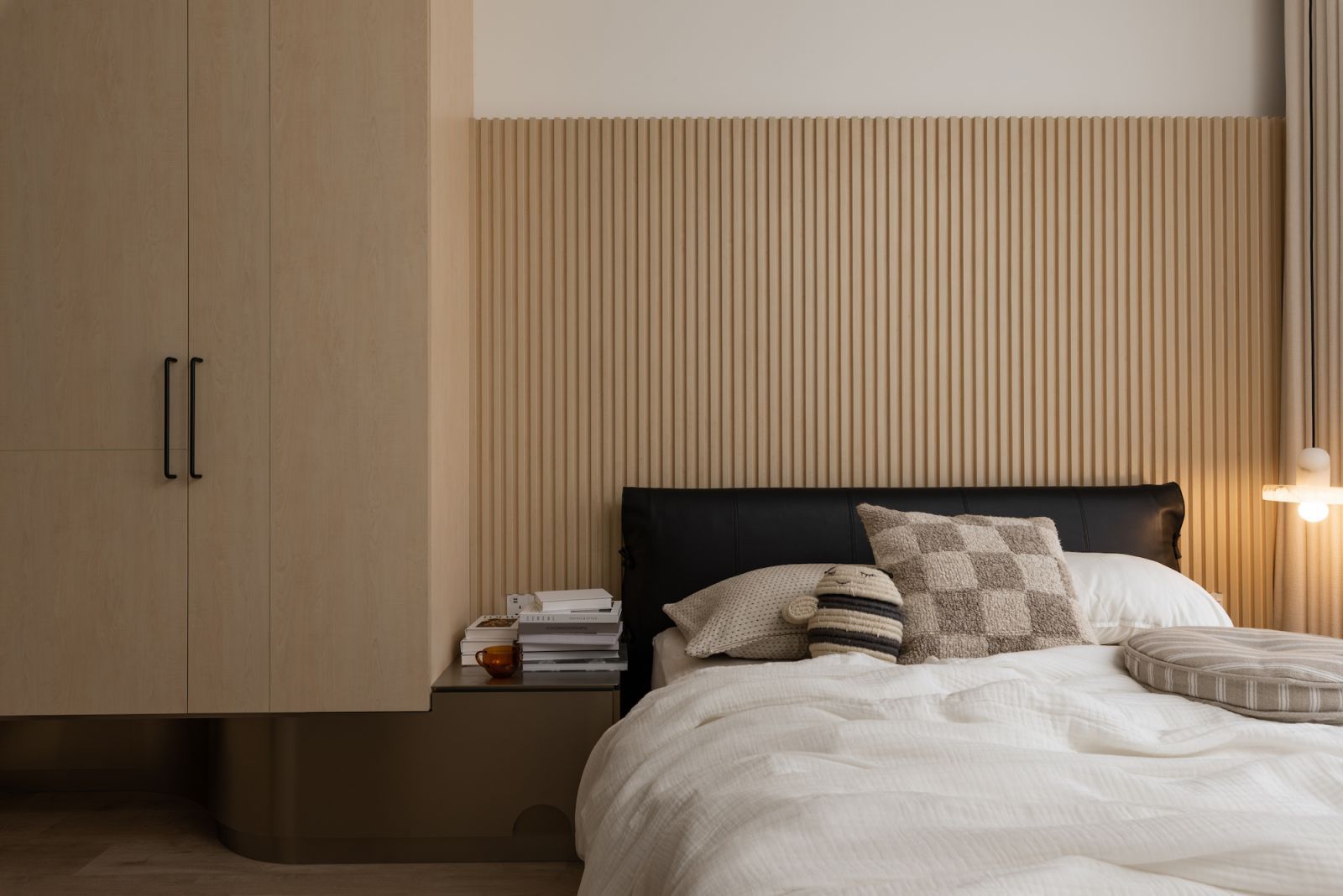 The serene bedroom filled with warm tones (Photo: TWJPTO)