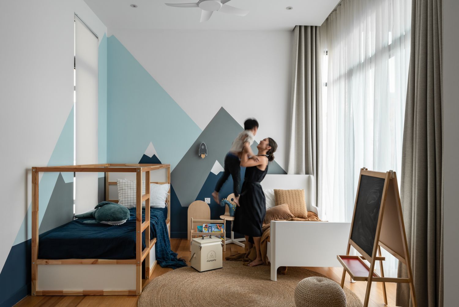 Playful and chic best describe the kids' room (Photo: TWJPTO)