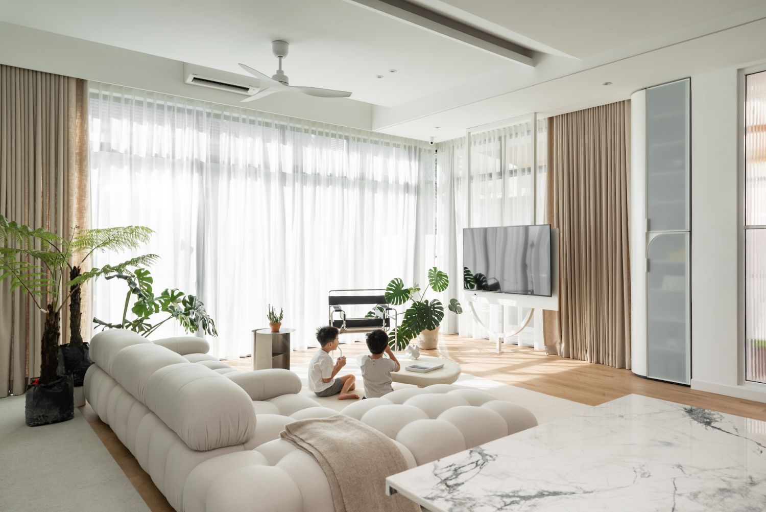 The bubble-shaped sofa takes centre stage in the living room (Photo: TWJPTO)
