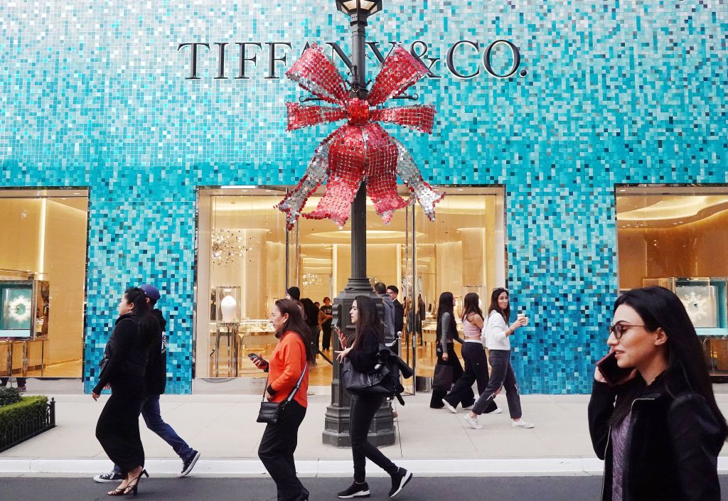 透過不斷推出聯名商品、開設Tiffany Cafe等策略，Tiffany & Co.成功維持營收成長，在2023年重回前十大地位。(Photo by Mario Tama/Getty Images)