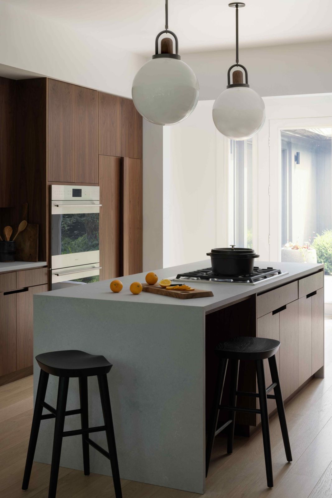 A dose of elegance and luxury from the warm kitchen cabinetry