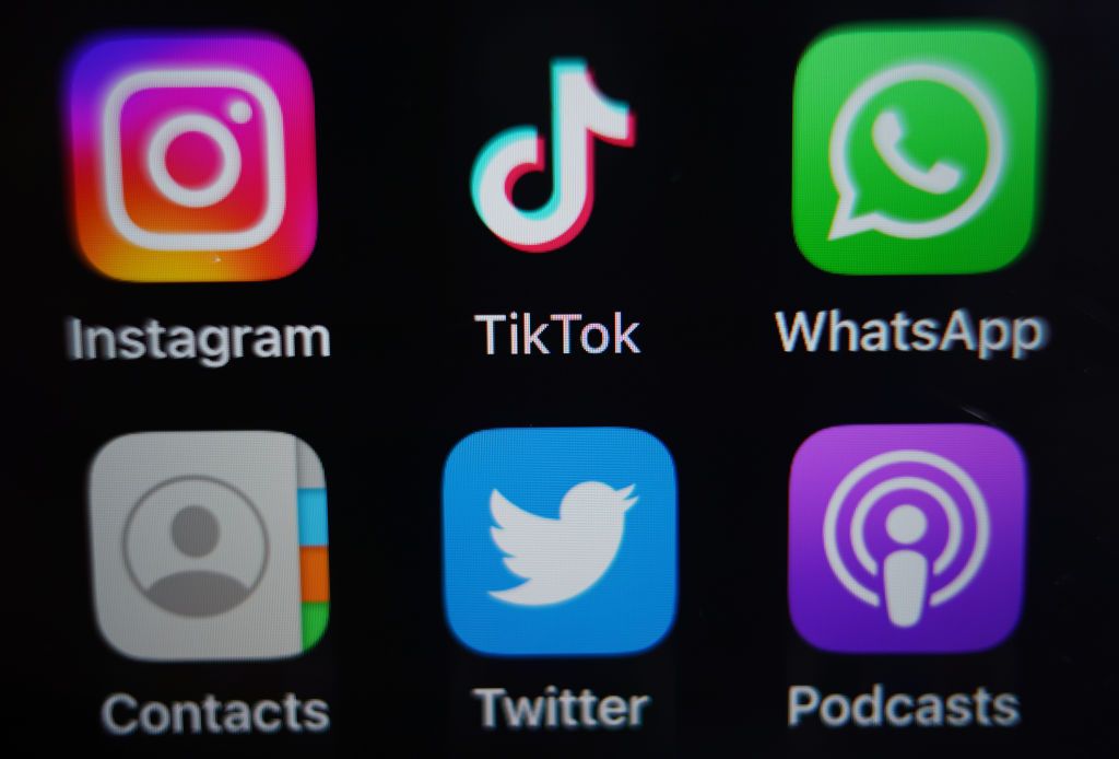 TikTok與Instagram上面的短影音雖然能快速累積瀏覽並且吸引目光,但是許多人批評這些影片多半不具實質內容與意義,對觀看者的身心造成負面影響。(Photo by Yui Mok/PA Images via Getty Images)