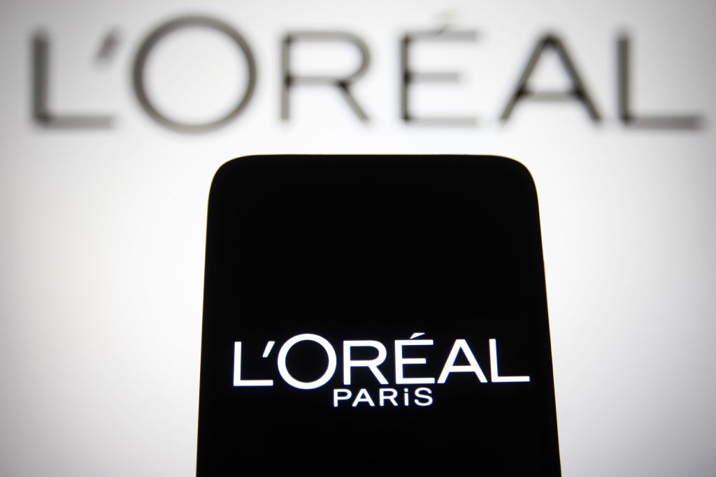 UKRAINE - 2021/11/20: In this photo illustration, L'Oreal S.A. logo seen on a smartphone and a pc screen. (Photo Illustration by Pavlo Gonchar/SOPA Images/LightRocket via Getty Images)