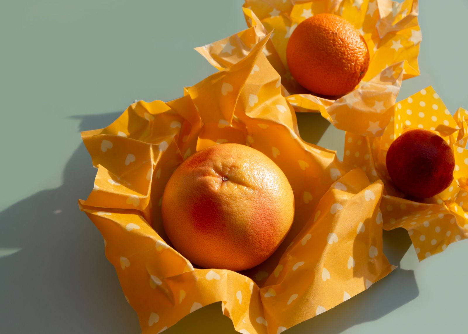 Citrus fruits in beeswax wraps. (Photo: Getty Images)