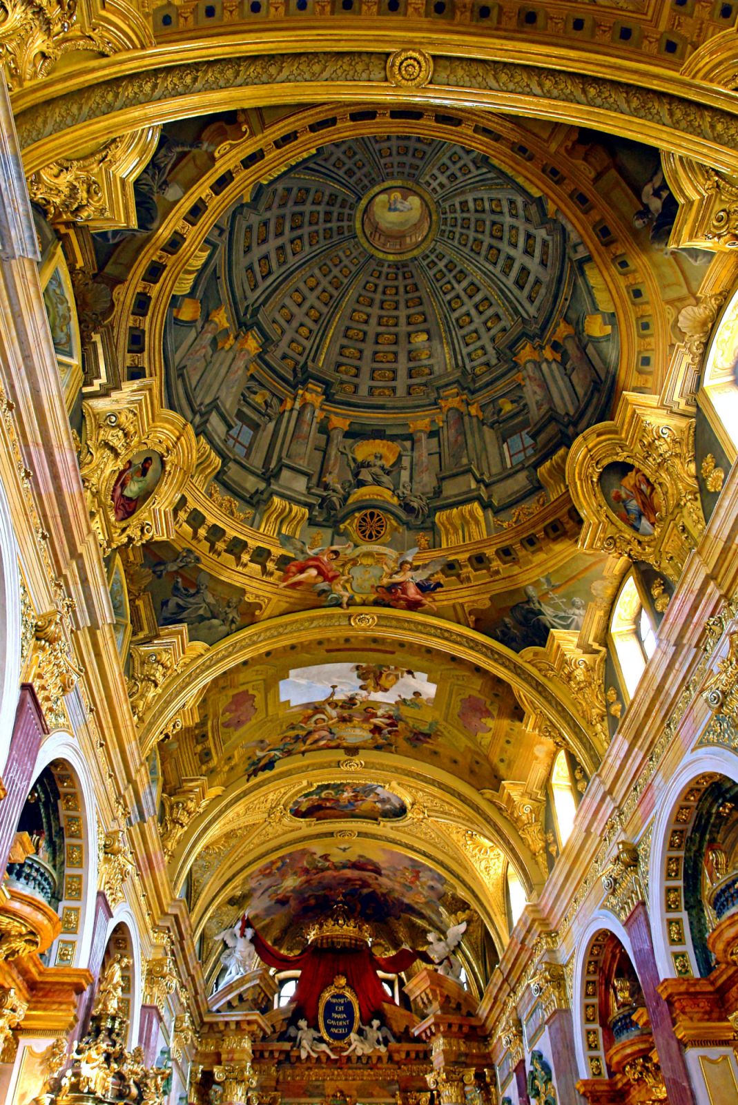 Domed trompe l'œil fresco in Vienna’s Jesuit Church, Austria (Photo: Alberto Fernandez Fernandez/WikiCommons)