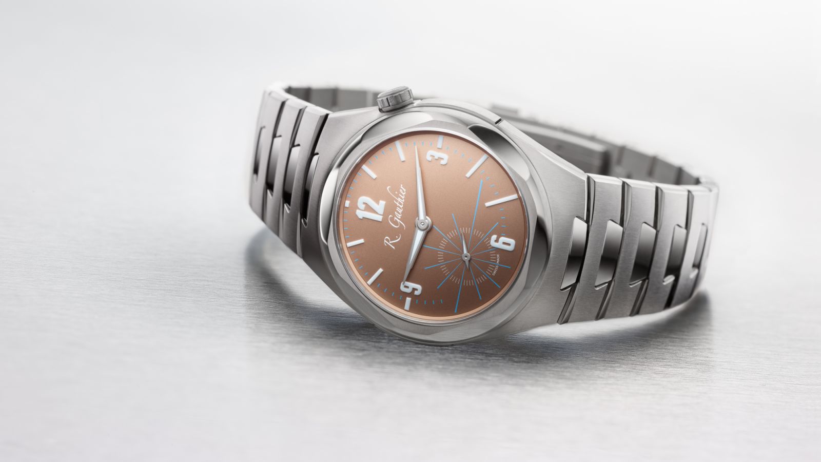 C by Romain Gauthier Titanium Edition Bracelet 上鍊與調時的錶冠設於2點鐘位置,從而減少對腕部運動的影響。雕有溝槽紋路的錶冠更加易於操作。(Photo: 瑞博品)