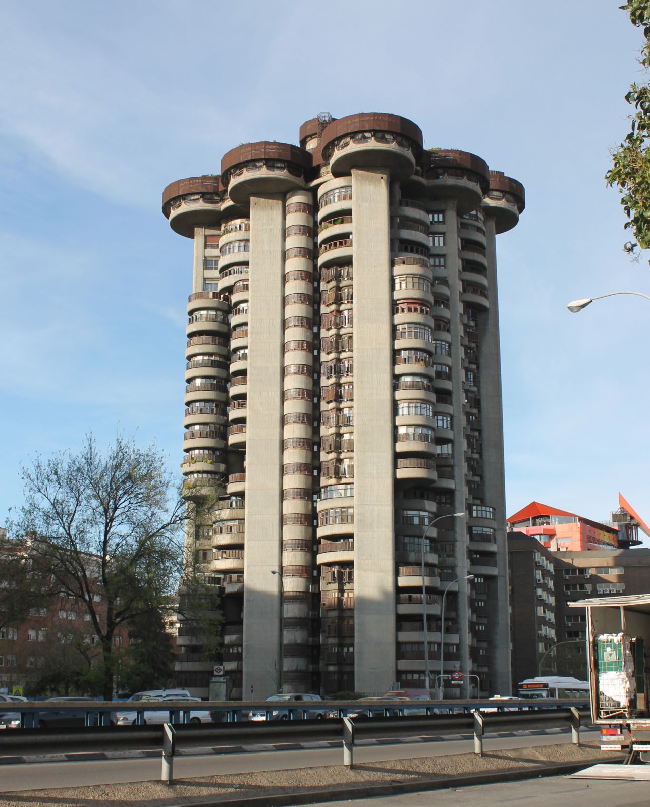 Torres Blancas di Madrid, Spain dengan seni bina organik (Foto: Luis García / WikiCommons)