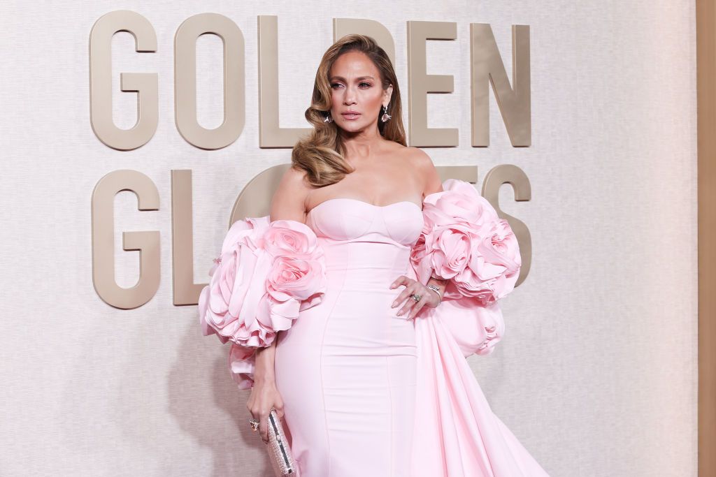 珍妮佛羅培茲穿上Nicole+Felicia禮服搭配Boucheron珠寶出席典禮。(Photo by John Salangsang/Golden Globes 2024/Golden Globes 2024 via Getty Images)