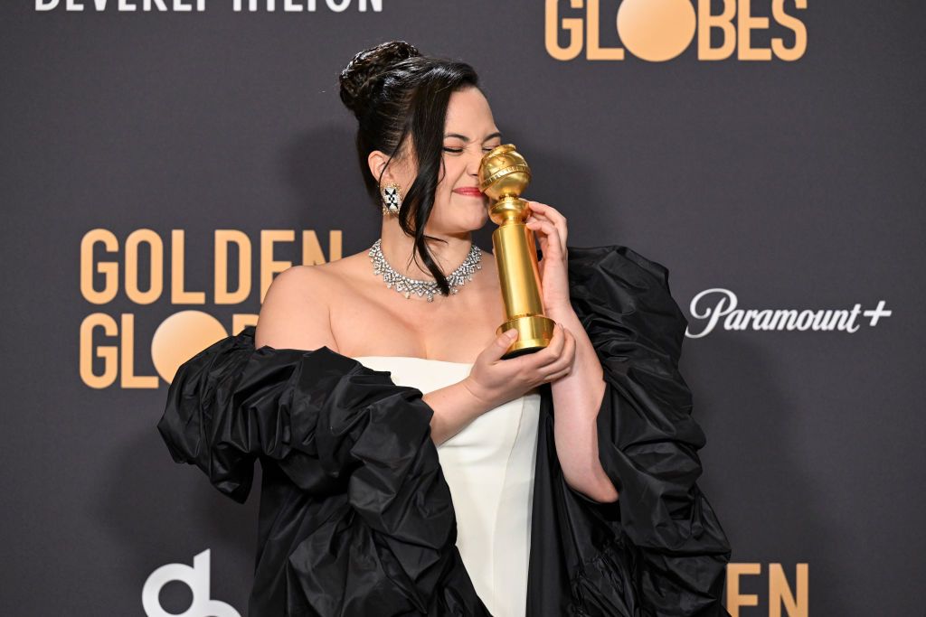 莉莉葛萊史東穿著Valentino訂製服以及寶格麗珠寶出席本屆金球獎。(Photo by Gilbert Flores/Golden Globes 2024/Golden Globes 2024 via Getty Images)
