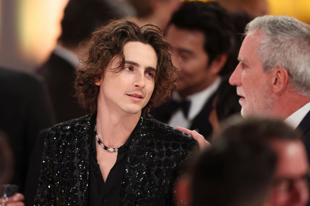 Timothee Chalamet穿上Celine亮片刺繡禮服,和卡地亞的高級珠寶項鍊相搭配。(Photo by Rich Polk/Golden Globes 2024/Golden Globes 2024 via Getty Images)