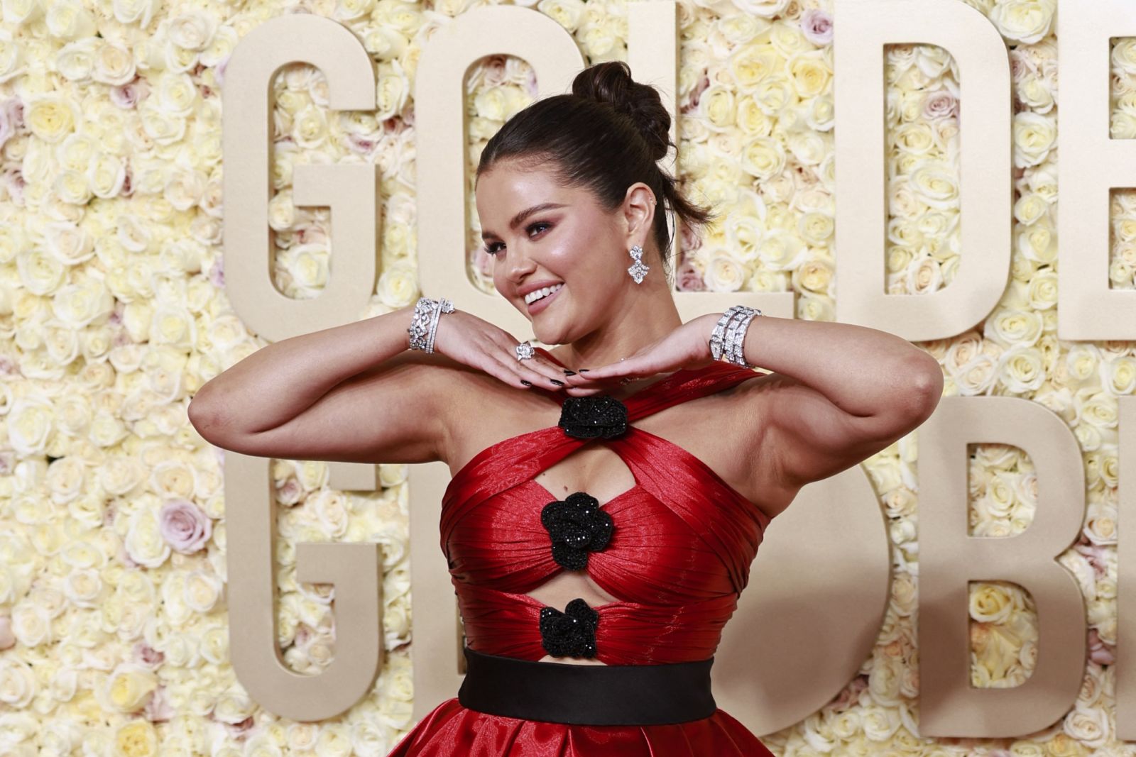 Selena Gomez用Armani Privé禮服和寶格麗珠寶搭配。(Photo by Michael TRAN / AFP) (Photo by MICHAEL TRAN/AFP via Getty Images)
