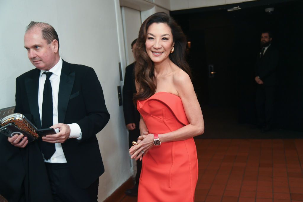 楊紫瓊穿著Bottega Veneta禮服現身,身上的Richard Mille腕錶同時也成為焦點。(Photo by Alberto Rodriguez/Golden Globes 2024/Golden Globes 2024 via Getty Images)