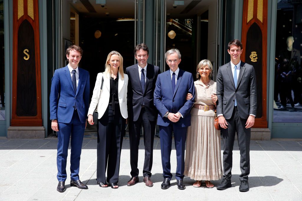 LVMH集團老闆Bernard Arnault(右三)與他的幾名子女們,包含三兒子Frédéric(左一)、長女Delphine(左二)、長子Antoine(左三)以及二子Alexandre(右一)。另外還有沒有入鏡的小兒子Jean。(Photo: Getty Images)