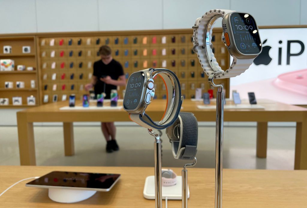 Apple Watch系列每年創下超過83億美金以上的營收,若ITC的禁令執行,蘋果公司將蒙受重大利益損失。(Photo by Justin Sullivan/Getty Images)