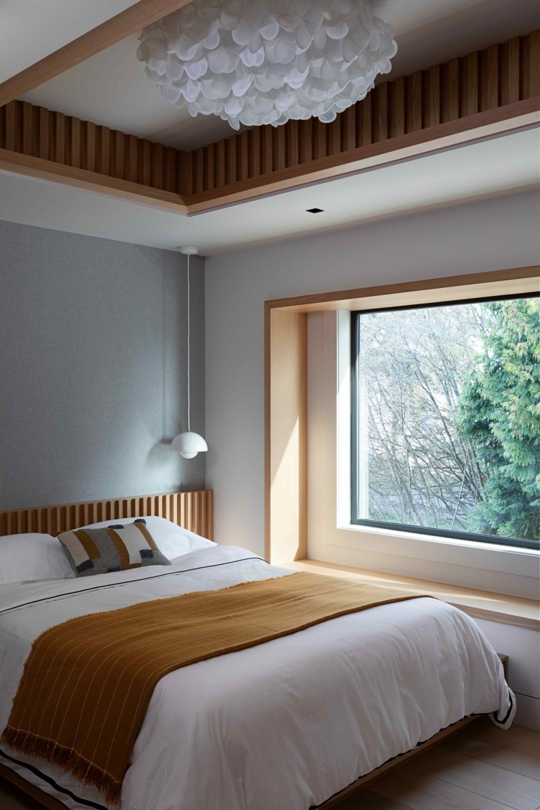 Secondary bedroom with a flowerpot pendant by Verner Panton from &Tradition